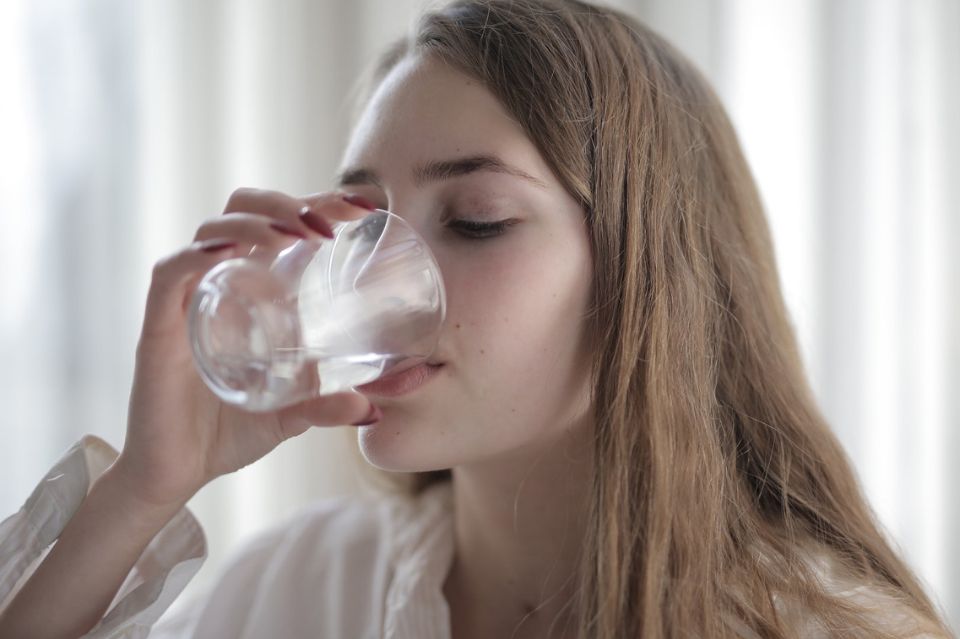 Zadbaj o dobre nawodnienie organizmu. Picie wody – jak o tym pamiętać? 