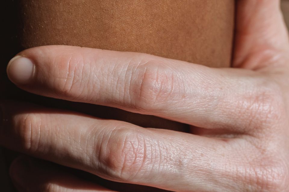 Pękające skórki przy paznokciach – jak temu zaradzić? 