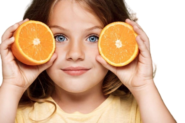 dziewczynka z pomarańczami